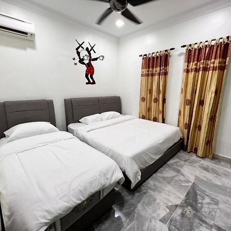 Bearbrick Homestay With Pool Порт-Диксон Экстерьер фото