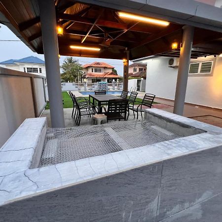 Bearbrick Homestay With Pool Порт-Диксон Экстерьер фото