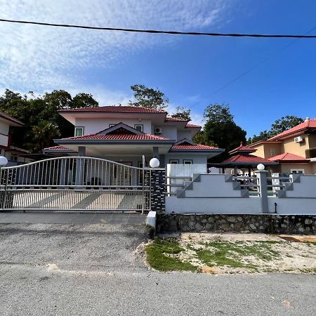 Bearbrick Homestay With Pool Порт-Диксон Экстерьер фото