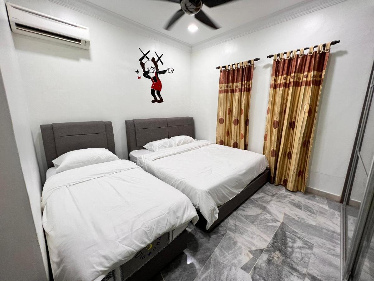 Bearbrick Homestay With Pool Порт-Диксон Экстерьер фото