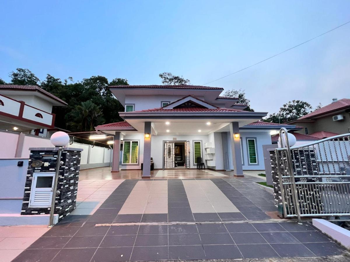 Bearbrick Homestay With Pool Порт-Диксон Экстерьер фото