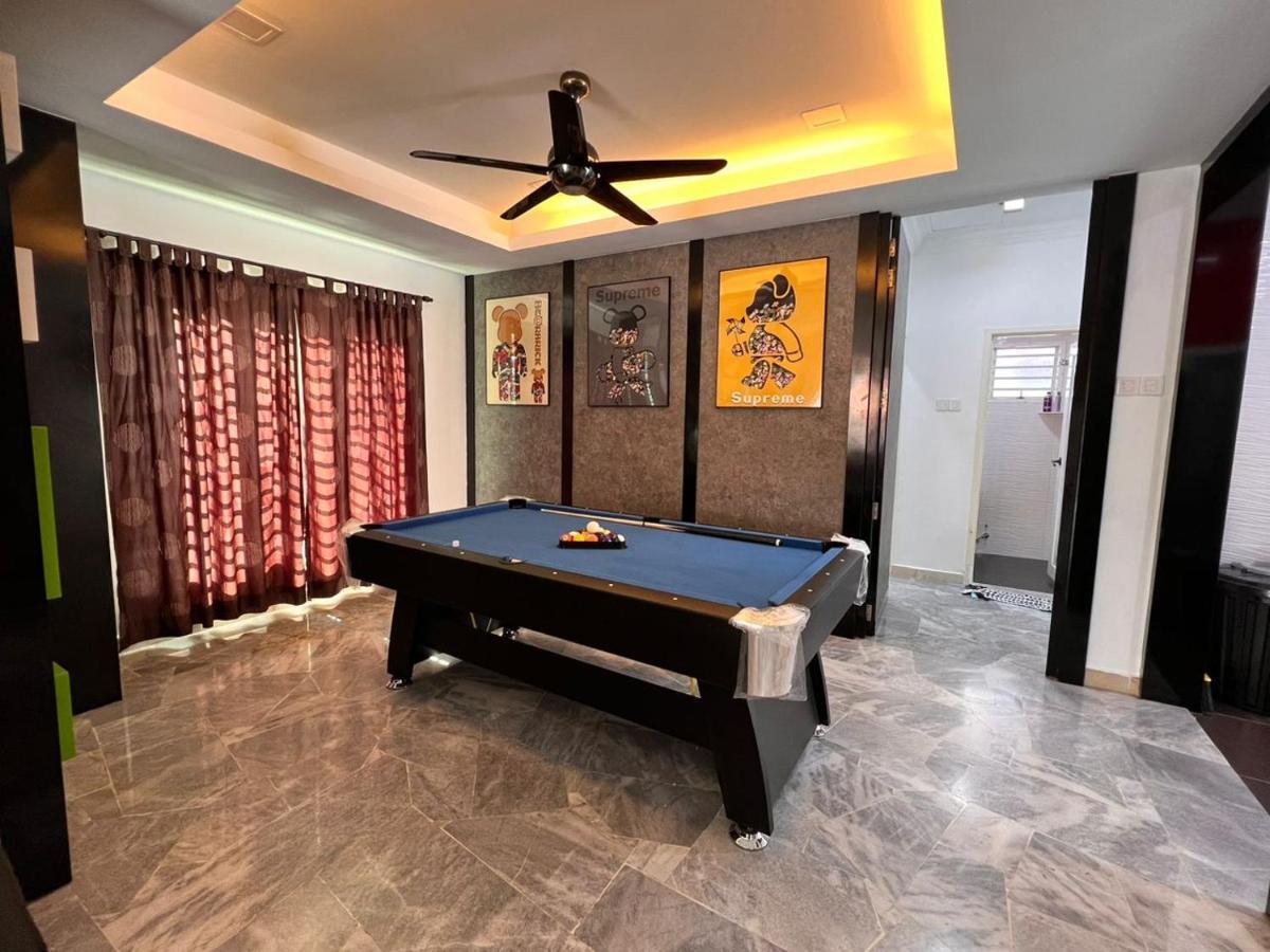Bearbrick Homestay With Pool Порт-Диксон Экстерьер фото