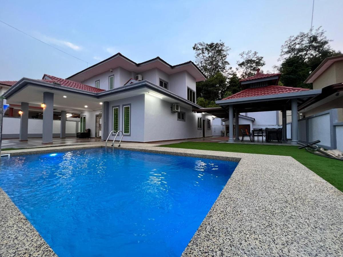 Bearbrick Homestay With Pool Порт-Диксон Экстерьер фото